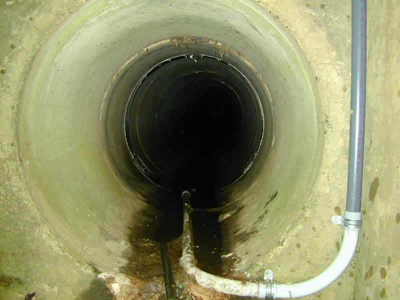 interior de una alcantarilla visto desde un pozo de acceso. Wikimedia Commons